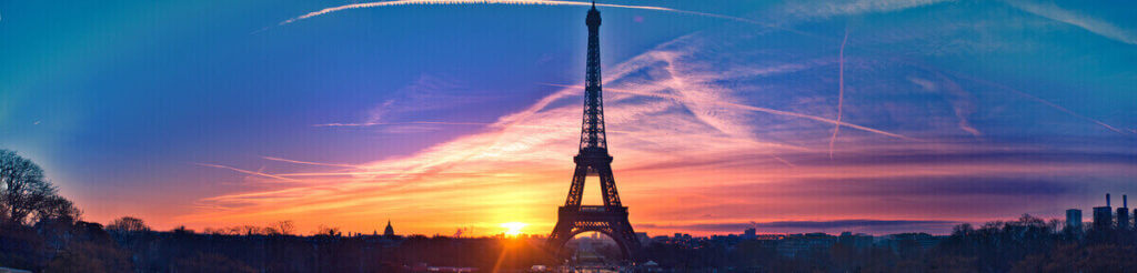 Panoramabillede af Paris med Eiffeltårnet om natten
