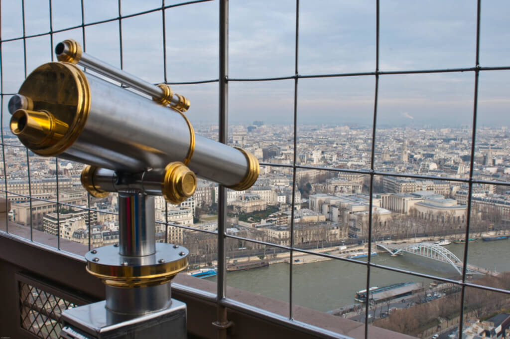Vista di Parigi attraverso il telescopio